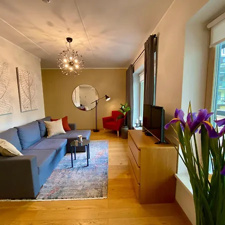 Апартаменти Charming Centre With Free Parking And Spacious Balcony