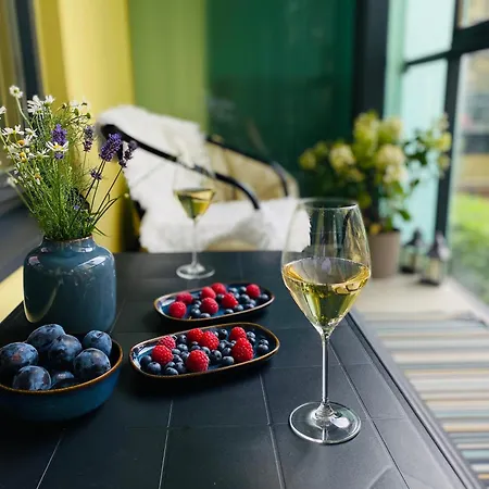 Charming Centre With Free Parking And Spacious Balcony *